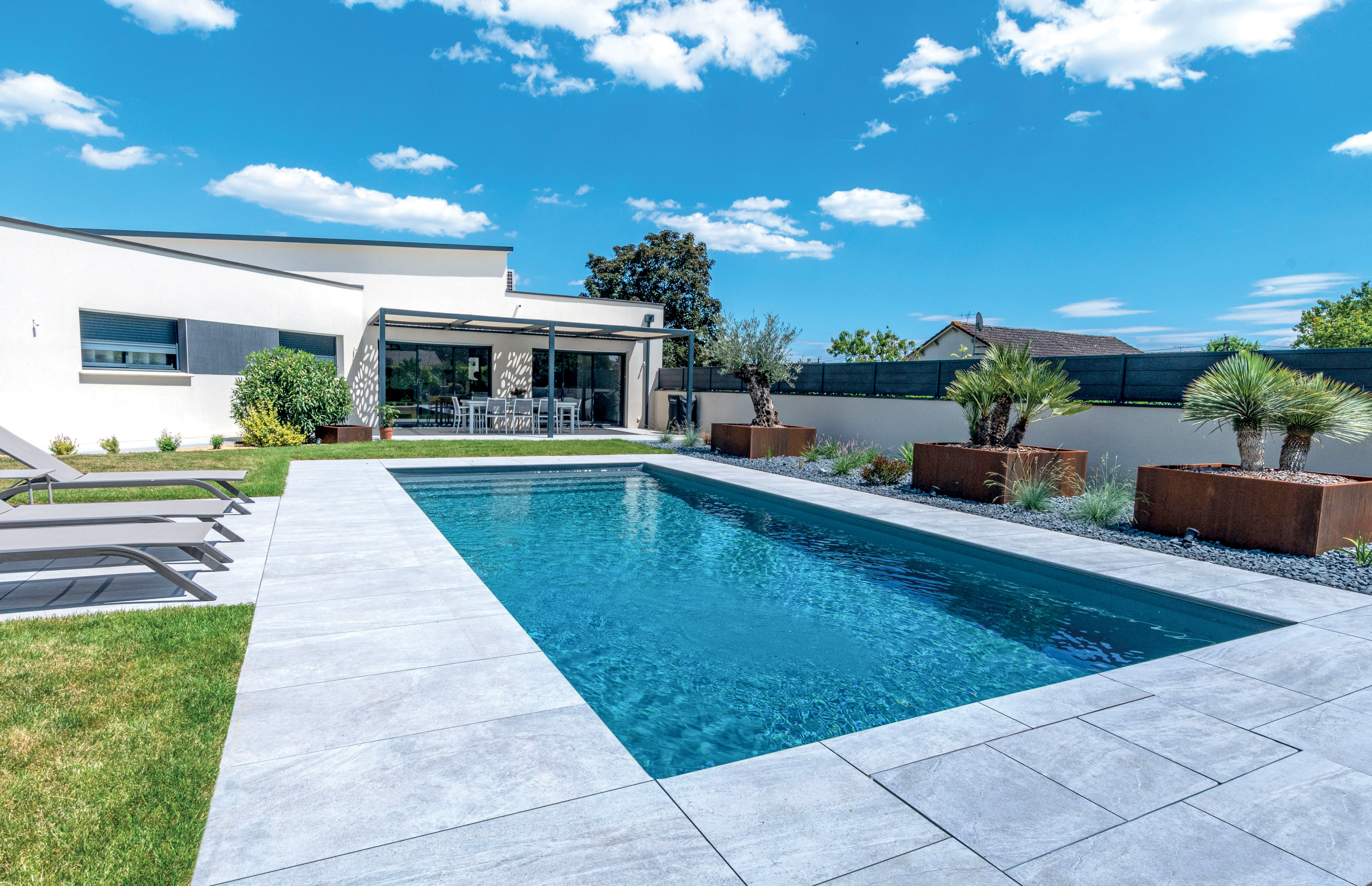 Piscine coque ou piscine béton armé : comment choisir pour votre projet ?