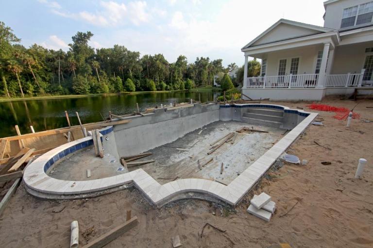 Piscine sur mesure à Talant : faut-il privilégier le béton armé ?